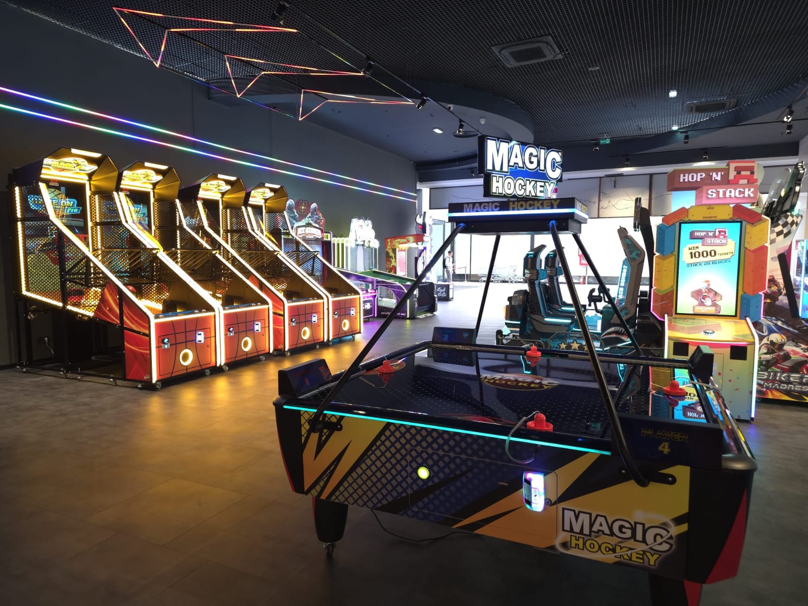 Jocuri arcade şi air hockey FUN-O-RAMA